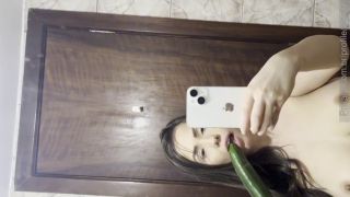 MC Mayara usando pepino na buceta molhada 4